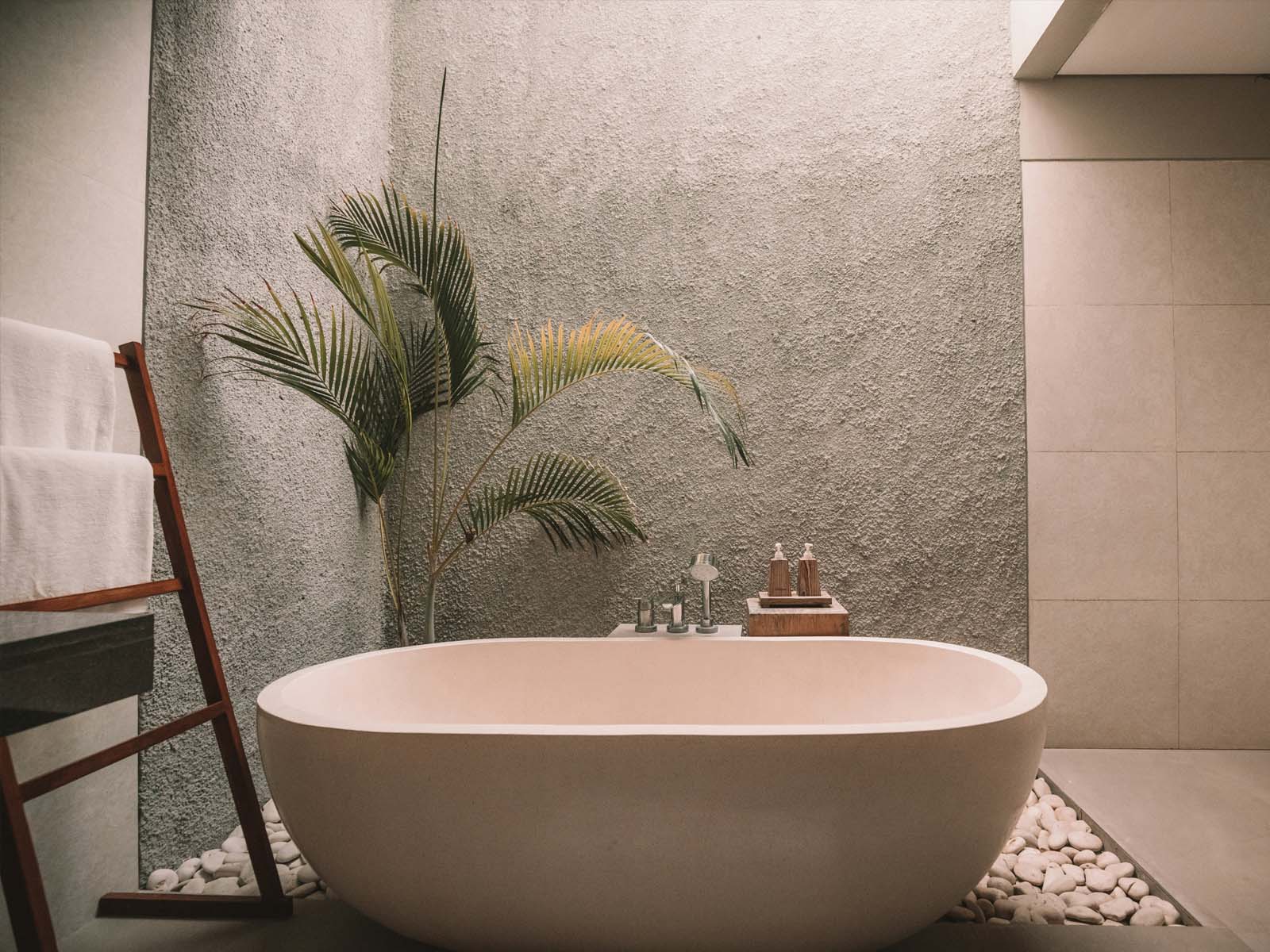 Kerak Kamar Mandi di Surabaya Membandel? Jangan Asal Siram Asam HCL! Ini Bahayanya & Solusi Restorasinya